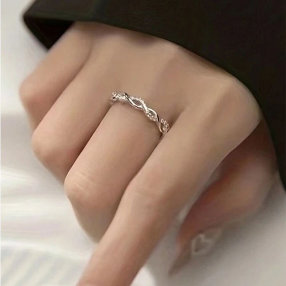 Ring- Size 7 Silver Cubic Zirconia  twist ring NWT - Picture 5 of 12